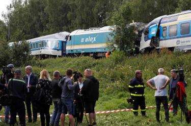 Choque de trenes deja 3 muertos y decenas de heridos en República Checa