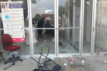 En los hechos, además dos patrullas de la policía municipal resultaron dañadas.