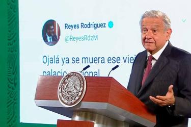 El presidente Andrés Manuel López Obrador exhibió un tuit de 2020 del presidente del TEPJF, Reyes Rodríguez, en el que lo insultó, aunque en ese momento éste sostuvo que fue hackeado. Imagen: Captura de video