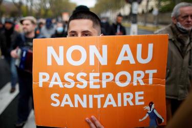 Turistas italianos se dicen confundidos con la implementación del pasaporte sanitario.