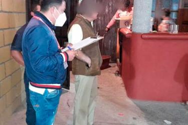 Momento en el que fue cancelada una fiesta con 300 invitados en el ayuntamiento de Tepeji del Río. Foto: Especial