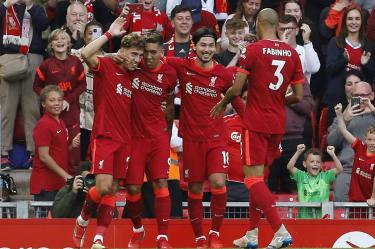 Liverpool consiguió la victoria en el homenaje a Michael Robinson. (Reuters)