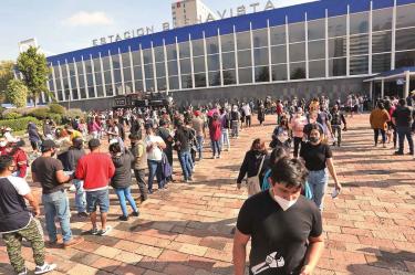  La cantidad de jóvenes que acudieron a vacunarse a la Biblioteca Vasconcelos obligó a formar filas y circuitos desde la explanada de la estación Buenavista del Tren Suburbano. Fotos: David Solís