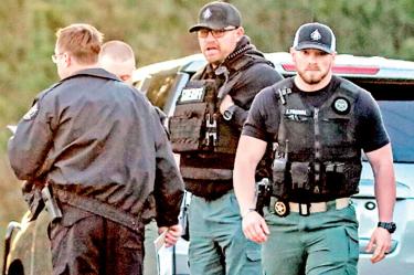 Las autoridades señalaron que las 14 personas están acusadas de tráfico de personas. Foto: AP