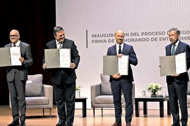 El presidente de la Asamblea Nacional de Venezuela, Jorge Rodríguez; el canciller mexicano, Marcelo Ebrard, el director del Centro Noruego de Resolución de Conflictos NOREF, Dag Nylander, y el jefe de la delegación de la oposición venezolana, Gerardo Blyde Pérez. Foto: Daniel Betanzos