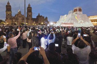 En la primera función del videomapping los asistentes hicieron caso omiso al audio que les pidió mantener sana distancia. Fotos: Eduardo Jiménez