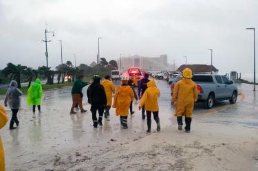 Brigadas de servicios públicos esta mañana en el municipio de Benito Juárez, en Quintana Roo. Imagen tomada de Twitter: @AytoCancun