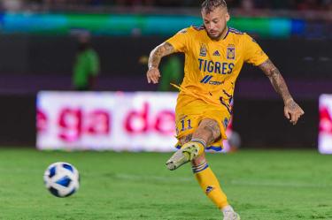 Nicolás 'Diente' López marcó doblete en la victoria de Tigres. (Mexsport)