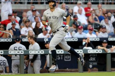 Giancarlo Stanton lideró la décima victoria en fila de los Yanquis. (Reuters)