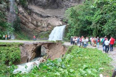 Debido a las fuertes lluvias ocasionadas por "Grace" un puente vehicular colapsó en Hidalgo. Foto: Especial