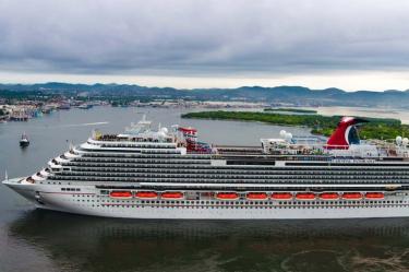 La embarcación “Carnival Panorama”, procedente de Long Beach, California, transporta dos mil 702 pasajeros y mil 457 tripulantes. Foto: Especial