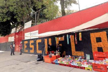 Maestros de la primaria Revolución y la secundaria general 14, denuncian que hay ratas en los salones. Foto: Quetzalli González