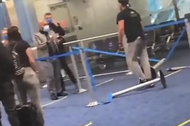 Hombre agrede a personal de aeropuerto por pedirle usar cubrebocas
