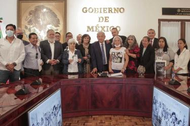 El presidente López Obrador informó la decisión de crear una comisión de la verdad para investigar las desapariciones forzadas de personas durante el periodo conocido como guerra sucia.
