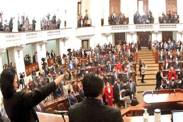 Protesta. El presidente de la Mesa de Decanos, Jorge Gaviño, tomó protesta a 65 legisladores; Alberto Martínez Urincho no llegó a la sesión. Foto: Especial