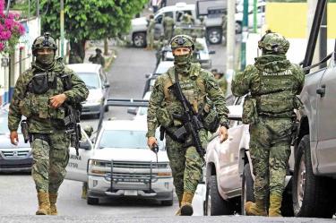 Un decreto publicado en mayo de 2020, en el Diario Oficial de la Federación, autorizó que elementos del Ejército y la Marina ejecutaran legalmente 12 funciones de seguridad.