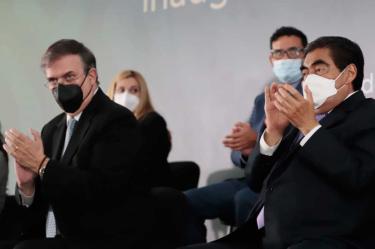 El titular de la SRE, Marcelo Ebrard, y el gobernador de Puebla, Miguel Ángel Barbosa, durante la inauguración de la nueva Oficina de Pasaportes. Imagen tomada de Twitter: @MBarbosaMX