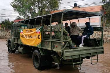 Elementos del Ejército ayudando a la población afectada en Pachuca, Hidalgo, en agosto pasado, tras el paso de "Grace". Imagen tomada de Twitter: @SEDENAmx