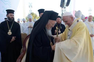En visita relámpago, el Papa pide a Hungría que se 'abra' a los demás