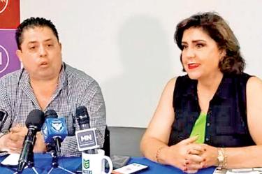 Mario Villela e Ivonne Llamas, vicepresidente y presidenta de la Cámara Nacional del Comercio, en conferencia de prensa.
