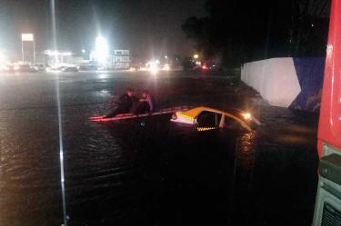 Bomberos Nuevo León auxiliando a la población afectada por las lluvias de anoche. Imagen tomada de Twitter: @saz2000