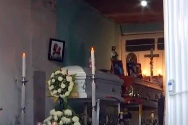 Familiares y amigos dan el último adiós a Paola y su hijo Dylan. Foto: Especial