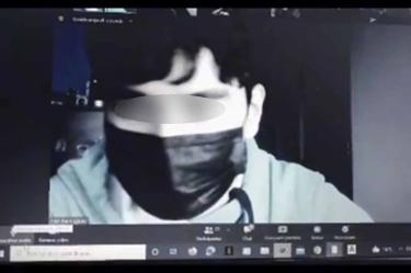 El alumno enfrentó al maestro que los corre de clase por mal internet. Foto: Captura video