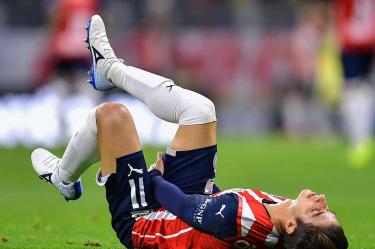 Isaac Brizuela se perderá los próximos cinco partidos de Chivas. (Mexsport)