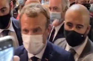 Internan en psiquiátrico a joven que lanzó huevo a Macron