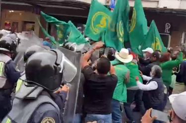 Se registró un conato de enfrentamiento entre manifestantes y policías.