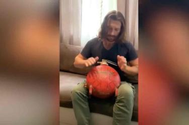 En las imágenes se puede ver cómo el hombre empieza cortando el metalen forma circular para luego afinar las notas musicales antes de lijarlo y añadirle protección anticorrosiva.