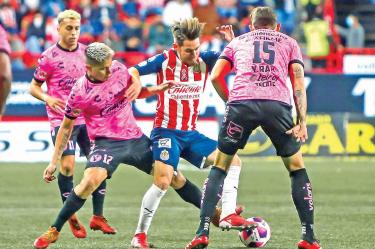 Las Chivas no pudieron demostrar mejoría en el campo de Tijuana. Foto: Twitter @Chivas