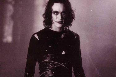 Brandon Lee, hijo del fallecido artista marcial y actor Bruce Lee, recibe un disparo en el abdomen con balas falsas mal hechas en el rodaje de "The Crow".