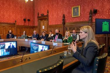 Facebook alimenta odio y extremismo, acusa exempleada en Parlamento británico