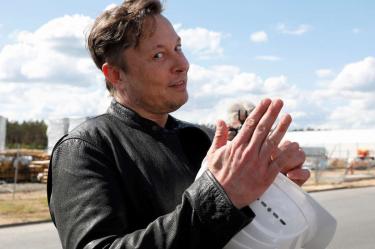 El CEO de Tesla, Elon Musk, gesticula mientras visita el sitio de construcción de la Gigafábrica de Tesla en Gruenheide, cerca de Berlín, Alemania. Fotografía: Reuters