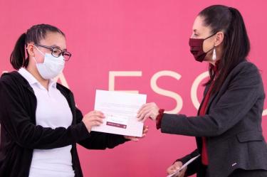El gobierno de la Ciudad de México a través del Fideicomiso Educación Garantizada (Fidegar) ha hecho entrega de 546 mil 186 tarjetas. Foto: Especial