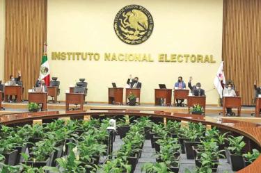 El Instituto Nacional Electoral llevó a cabo ayer la sesión extraordinaria del Consejo General, en la cual se determinaron medidas para el partido político, además de avalar la boleta de revocación. Foto: Especial