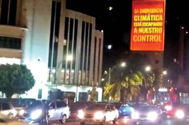  Un video que recuerda a México cumplir con su compromiso ambiental fue proyectado en la pared de un edificio ubicado en la calle Edison 9, esquina con Rosales, cerca del Caballito. Foto: Rodolfo Dorantes