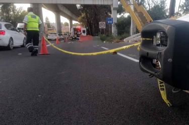 La zona del accidente fue acordonada para el resguardo del cadáver, lo que retrasó el avance vehicular de la caseta hacia el Monumento al Caminero. Foto: Ricardo Vitela