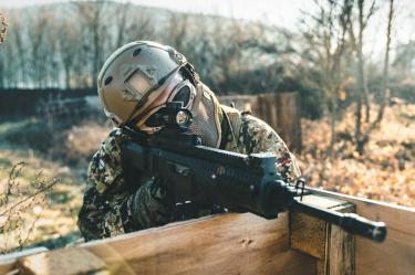 Mujer soldado se gradúa en EU como primera francotiradora en la historia del Ejército