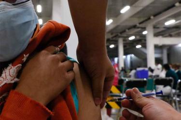 En el Estado de México continúa con la aplicación de la primera dosis de vacuna a adolescentes de 12 a 17 años con comorbilidades de riesgo. Foto: Cuartoscuro