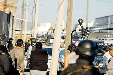 Vecinos de las víctimas aseguraron que hombres armados ingresaron a la vivienda y dispararon en contra de los integrantes de la misma familia, matando a dos menores e hiriendo a uno más. Foto: Andrés Guradiola