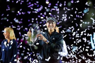 Garbiñe Muguruza alza el trofeo de campeona de las Finales de la ATP tras derrotar en la final a Anett Kontaveit /AP