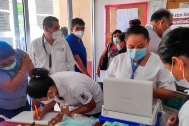 Unos 225 mil adolescentes oaxaqueños de 15 a 17 años sin comorbilidades eventualmente habrán de recibir la vacuna contra covid-19. Foto: Patricia Briseño