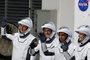Tras aplazamiento, astronautas de la NASA inician caminata espacial para reemplazar antena de EEI/Reuters