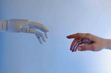 La voz robótica es difícil de distinguir de la de un humano. Foto: pexels