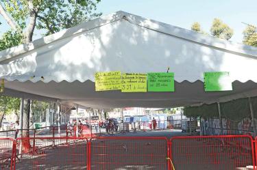 Las personas que llegaron a la Biblioteca Vasconcelos, encontraron las vallas cerradas y carteles indicando la suspensión del servicio ayer y su reanudación con horario normal para hoy. Fotos: David Solís