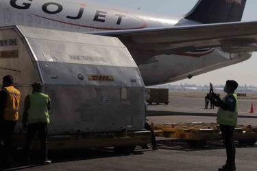 Llaga nuevo cargamento al AICM de vacunas Pfizer/@Birmex