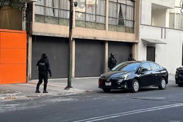 Se dirigieron al departamento 102 del inmueble con portón color naranja. Foto: Especial