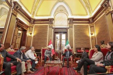 El presidente López Obrador envió una delegación de funcionarios de su gobierno a Perú con el objetivo de asesorar y apoyar la crisis económica y política que atraviesa el país sudamericano.